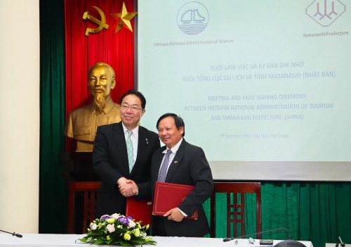 Tổng cục trưởng TCDL Nguyễn Văn Tuấn và Tỉnh trưởng Yamanashi Hitoshi Goto ký bản ghi nhớ hợp tác
